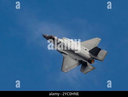 Jacksonville, Usa. Oktober 2024. Die Pilotin des US Air Force Demonstration Teams, Major Melanie „Mach“ Kluesner, führt Luftmanöver in einem USAF F-35A Lightning II Stealth Kampfflugzeug auf der Jacksonville Naval Air Station Airshow am 19. Oktober 2024 in Jacksonville, Florida durch. Kredit: SRA Nicholas Rupiper/USA Air Force/Alamy Live News Stockfoto