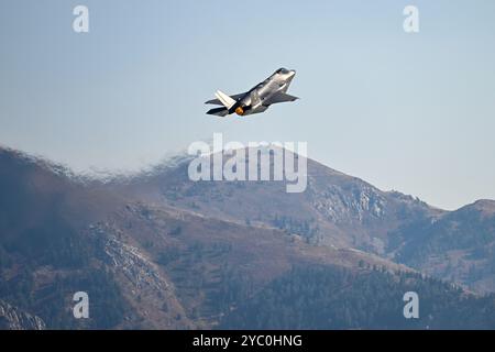 Ogden, Usa. 15. Oktober 2024. Die Pilotin des US Air Force Demonstration Teams, Major Melanie „Mach“ Kluesner, führt einen langsamen Pass in einem USAF F-35A Lightning II Stealth Kampfflugzeug während des Trainings auf der Hill Air Force Base am 15. Oktober 2024 in der Nähe von Ogden (Utah) durch. Quelle: Cynthia Griggs/USA Air Force/Alamy Live News Stockfoto