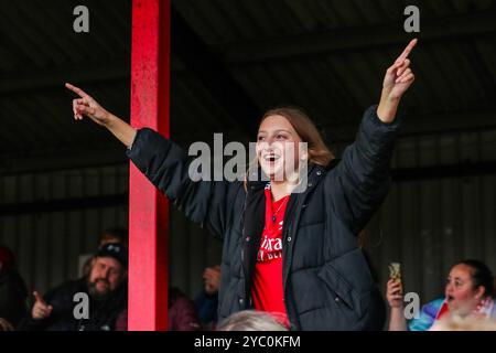 Dagenham, Großbritannien. Oktober 2024. Arsenal-Fans feiern den Mannschaftssieg nach dem Barclays Women's Super League Match West Ham United Women vs Arsenal Women im Chigwell Construction Stadium, Dagenham, Vereinigtes Königreich, 20. Oktober 2024 (Foto: Izzy Poles/News Images) in Dagenham, Vereinigtes Königreich am 20. Oktober 2024. (Foto: Izzy Poles/News Images/SIPA USA) Credit: SIPA USA/Alamy Live News Stockfoto