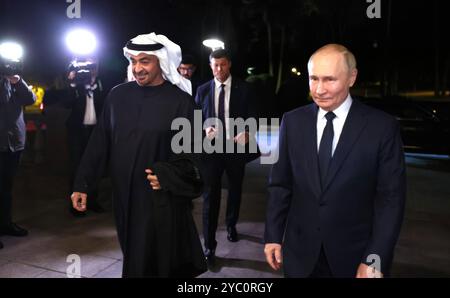 Novo-Ogaryovo, Russland. Oktober 2024. Der russische Präsident Wladimir Putin (rechts) eskortiert den Präsidenten der Vereinigten Arabischen Emirate Scheich Mohammed bin Zayed Al Nahyan (links) bei der Ankunft in der offiziellen Präsidialresidenz Novo-Ogaryowo am 20. Oktober 2024 in der russischen Oblast Moskau. Früher vermittelten die Vereinigten Arabischen Emirate ein Gefängnis für den Kriegsaustausch zwischen Russland und der Ukraine. Quelle: Mikhail Metzel/Kreml Pool/Alamy Live News Stockfoto