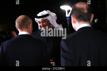 Novo-Ogaryovo, Russland. Oktober 2024. Der russische Präsident Wladimir Putin, links, schüttelt den Präsidenten der Vereinigten Arabischen Emirate Scheich Mohammed bin Zayed Al Nahyan, Mitte, bei der Ankunft in der offiziellen Präsidialresidenz Novo-Ogaryowo am 20. Oktober 2024 in der Oblast Moskau, Russland. Früher vermittelten die Vereinigten Arabischen Emirate ein Gefängnis für den Kriegsaustausch zwischen Russland und der Ukraine. Quelle: Mikhail Metzel/Kreml Pool/Alamy Live News Stockfoto