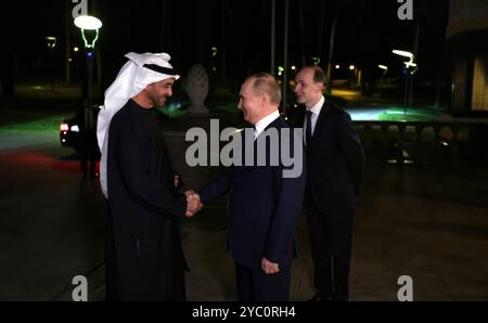 Novo-Ogaryovo, Russland. Oktober 2024. Der russische Präsident Wladimir Putin, rechts, schüttelt dem Präsidenten der Vereinigten Arabischen Emirate Scheich Mohammed bin Zayed Al Nahyan in der offiziellen Präsidialresidenz von Novo-Ogaryowo am 20. Oktober 2024 in der russischen Oblast Moskau die Hand. Früher vermittelten die Vereinigten Arabischen Emirate ein Gefängnis für den Kriegsaustausch zwischen Russland und der Ukraine. Quelle: Mikhail Metzel/Kreml Pool/Alamy Live News Stockfoto