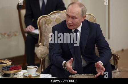 Novo-Ogaryovo, Russland. Oktober 2024. Der russische Präsident Wladimir Putin kommentiert während eines bilateralen Gesprächs mit dem Präsidenten der Vereinigten Arabischen Emirate Scheich Mohammed bin Zayed Al Nahyan in der offiziellen Präsidialresidenz von Novo-Ogaryowo am 20. Oktober 2024 in der russischen Oblast Moskau. Früher vermittelten die Vereinigten Arabischen Emirate ein Gefängnis für den Kriegsaustausch zwischen Russland und der Ukraine. Quelle: Mikhail Metzel/Kreml Pool/Alamy Live News Stockfoto