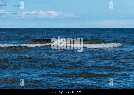 Sea ​​wave Spiegel, die Bewegung einer in Stille eingefrorenen Meereswelle - aufgenommen mit einer Nikon SLR Kamera, 24 Matrix Stockfoto