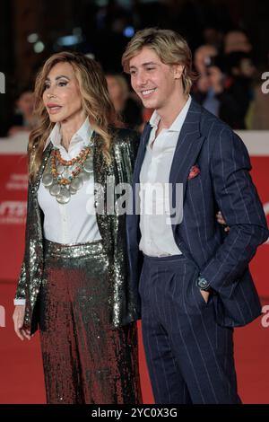 Daniela Zuccoli und Leonardo Bongiorno posieren auf dem roten Teppich während des 19. Internationalen Rom Film Festivals Rom, Italien - 18. Oktober 2024: Daniela Zuccoli und Leonardo Bongiorno nehmen am 19. Rom Film Festival am 18. Oktober 2024 im Auditorium Parco Della Musica in Rom, Italien, Teil. Rom RM Italien Copyright: XPhotoxbyxGennaroxLeonardix Stockfoto