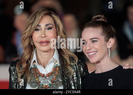 Daniela Zuccoli und Valentina Romani posieren auf dem roten Teppich während des 19. Internationalen Rom Film Festivals Rom, Italien - 18. Oktober 2024: Daniela Zuccoli und Valentina Romani besuchen den roten Teppich Mike während des 19. Rom Film Festivals im Auditorium Parco Della Musica am 18. Oktober 2024 in Rom. Rom RM Italien Copyright: XPhotoxbyxGennaroxLeonardix Stockfoto