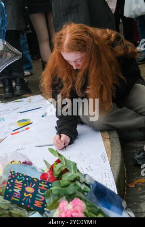 Liam Payne Fans treffen sich im Hyde Park zu einer Mahnwache nach dem Tod der ehemaligen One Direction Sänger letzten Mittwoch. Stockfoto