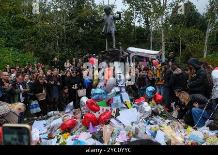 Liam Payne Fans treffen sich im Hyde Park zu einer Mahnwache nach dem Tod der ehemaligen One Direction Sänger letzten Mittwoch. Stockfoto