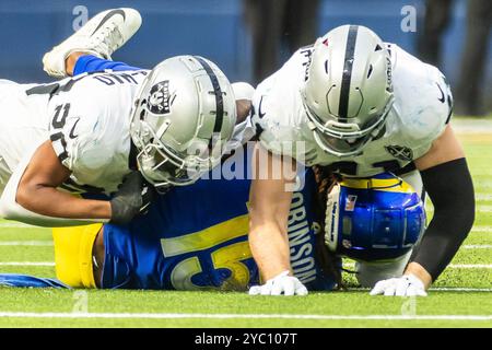 Los Angeles, Kalifornien, USA. Oktober 2024. Las Vegas Raiders Safety Isaiah Pola-Mao #20 und Linebacker Robert Spillane #41 tauchen während eines NFL-Fußballspiels im SoFi Stadium am Sonntag, den 20. Oktober 2024, in Inglewood über den Breitbandempfänger Demarcus Robinson #15 der Los Angeles Rams. Calif. (Credit Image: © Ringo Chiu/ZUMA Press Wire) NUR REDAKTIONELLE VERWENDUNG! Nicht für kommerzielle ZWECKE! Quelle: ZUMA Press, Inc./Alamy Live News Stockfoto