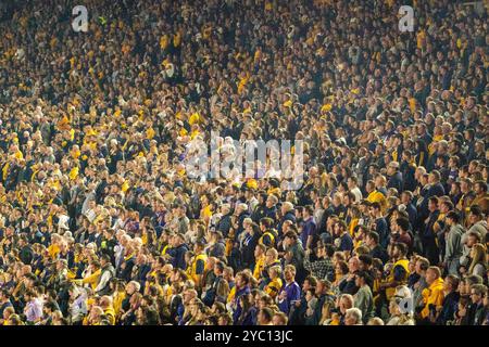 Morgantown, WV, USA. Oktober 2024. 19. Oktober 2024: Crowd während der West Virginia University Mountaineers (WVU) gegen die Kansas State Wildcats in Morgantown, WV im Milan Puskar Stadium. Bradley Martin/scheinbare Media Group (Kreditbild: © AMG/AMG Via ZUMA Press Wire) NUR REDAKTIONELLE VERWENDUNG! Nicht für kommerzielle ZWECKE! Stockfoto