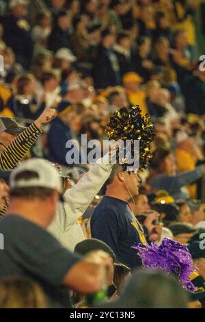 Morgantown, WV, USA. Oktober 2024. 19. Oktober 2024: Crowd während der West Virginia University Mountaineers (WVU) gegen die Kansas State Wildcats in Morgantown, WV im Milan Puskar Stadium. Bradley Martin/scheinbare Media Group (Kreditbild: © AMG/AMG Via ZUMA Press Wire) NUR REDAKTIONELLE VERWENDUNG! Nicht für kommerzielle ZWECKE! Stockfoto