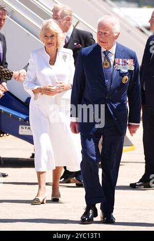 König Karl III. Und Königin Camilla kommen am zweiten Tag ihres Besuchs in Australien und Samoa am Flughafen Canbera an. Bilddatum: Montag, 21. Oktober 2024. Stockfoto