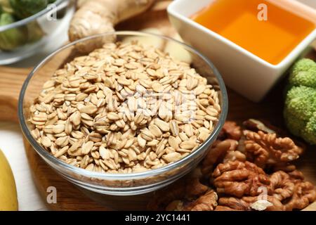 Verschiedene frische Produkte reich an Melatonin auf weißem Tisch, Nahaufnahme Stockfoto