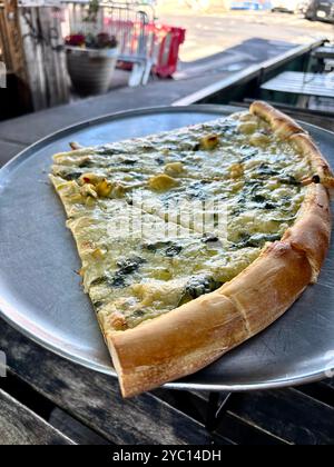 Zwei Scheiben weiße Pizza Stockfoto