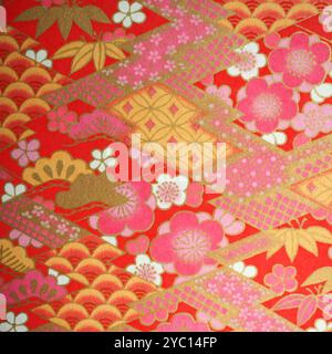 Traditionelle japanische Muster mit Blumenmotiv auf farbenfrohem Hintergrund in Gelbgold und Rot Stockfoto