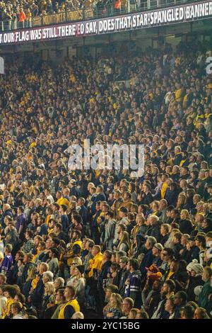 Morgantown, WV, USA. Oktober 2024. 19. Oktober 2024: Crowd während der West Virginia University Mountaineers (WVU) gegen die Kansas State Wildcats in Morgantown, WV im Milan Puskar Stadium. Bradley Martin/scheinbare Media Group (Kreditbild: © AMG/AMG Via ZUMA Press Wire) NUR REDAKTIONELLE VERWENDUNG! Nicht für kommerzielle ZWECKE! Stockfoto