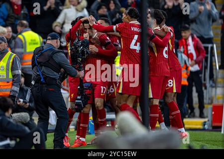 (241021) -- LIVERPOOL, 21. Oktober 2024 (Xinhua) -- Liverpooler Curtis Jones (3. L) feiert, nachdem er am 20. Oktober 2024 beim englischen Premier League-Spiel zwischen Liverpool und Chelsea in Liverpool (Großbritannien) einen Treffer erzielte. (XINHUA) NUR FÜR REDAKTIONELLE ZWECKE. NICHT ZUM VERKAUF FÜR MARKETING- ODER WERBEKAMPAGNEN. KEINE VERWENDUNG MIT NICHT AUTORISIERTEN AUDIO-, VIDEO-, DATEN-, REGALLISTEN, CLUB-/LEAGUE-LOGOS ODER LIVE-DIENSTEN. ONLINE-IN-MATCH-NUTZUNG AUF 45 BILDER BESCHRÄNKT, KEINE VIDETEMULATION. KEINE VERWENDUNG BEI WETTEN, SPIELEN ODER PUBLIKATIONEN FÜR EINZELNE CLUBS/LIGA/SPIELER. Stockfoto