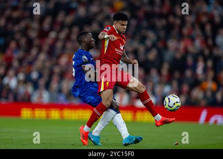 (241021) -- LIVERPOOL, 21. Oktober 2024 (Xinhua) -- Luis Diaz (R) wird von Chelsea Moises Caicedo während des englischen Premier League-Spiels zwischen Liverpool und Chelsea am 20. Oktober 2024 in Liverpool, Großbritannien, herausgefordert. (XINHUA) NUR FÜR REDAKTIONELLE ZWECKE. NICHT ZUM VERKAUF FÜR MARKETING- ODER WERBEKAMPAGNEN. KEINE VERWENDUNG MIT NICHT AUTORISIERTEN AUDIO-, VIDEO-, DATEN-, REGALLISTEN, CLUB-/LEAGUE-LOGOS ODER LIVE-DIENSTEN. ONLINE-IN-MATCH-NUTZUNG AUF 45 BILDER BESCHRÄNKT, KEINE VIDETEMULATION. KEINE VERWENDUNG BEI WETTEN, SPIELEN ODER PUBLIKATIONEN FÜR EINZELNE CLUBS/LIGA/SPIELER. Stockfoto