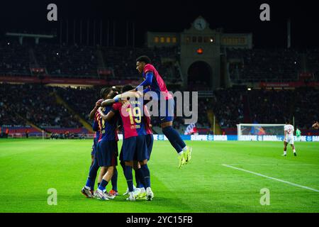 Barcelona. Oktober 2024. Spieler des FC Barcelona feiern ein Tor während des Fußballspiels La Liga zwischen dem FC Barcelona und Sevilla FC in Barcelona, Spanien, am 20. Oktober 2024. Credit: Joan gosa/Xinhua/Alamy Live News Stockfoto
