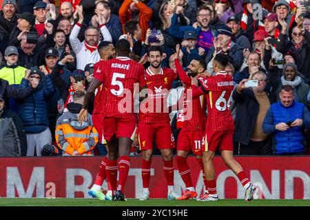 (241021) -- LIVERPOOL, 21. Oktober 2024 (Xinhua) -- Liverpool Mohamed Salah (2. R) feiert mit seinen Teamkollegen, nachdem er am 20. Oktober 2024 beim englischen Premier League-Spiel zwischen Liverpool und Chelsea in Liverpool, Großbritannien, einen Treffer erzielt hat. (XINHUA) NUR FÜR REDAKTIONELLE ZWECKE. NICHT ZUM VERKAUF FÜR MARKETING- ODER WERBEKAMPAGNEN. KEINE VERWENDUNG MIT NICHT AUTORISIERTEN AUDIO-, VIDEO-, DATEN-, REGALLISTEN, CLUB-/LEAGUE-LOGOS ODER LIVE-DIENSTEN. ONLINE-IN-MATCH-NUTZUNG AUF 45 BILDER BESCHRÄNKT, KEINE VIDETEMULATION. KEINE VERWENDUNG BEI WETTEN, SPIELEN ODER PUBLIKATIONEN FÜR EINZELNE CLUBS/LIGA/SPIELER. Stockfoto