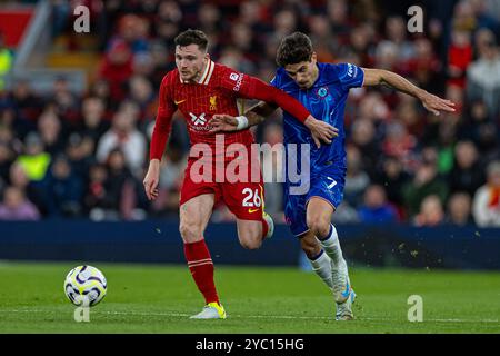 (241021) -- LIVERPOOL, 21. Oktober 2024 (Xinhua) -- Andrew Robertson (L) von Liverpool (L) wird am 20. Oktober 2024 während des englischen Premier League-Spiels zwischen Liverpool und Chelsea in Liverpool, Großbritannien, von Chelsea herausgefordert. (XINHUA) NUR FÜR REDAKTIONELLE ZWECKE. NICHT ZUM VERKAUF FÜR MARKETING- ODER WERBEKAMPAGNEN. KEINE VERWENDUNG MIT NICHT AUTORISIERTEN AUDIO-, VIDEO-, DATEN-, REGALLISTEN, CLUB-/LEAGUE-LOGOS ODER LIVE-DIENSTEN. ONLINE-IN-MATCH-NUTZUNG AUF 45 BILDER BESCHRÄNKT, KEINE VIDETEMULATION. KEINE VERWENDUNG BEI WETTEN, SPIELEN ODER PUBLIKATIONEN FÜR EINZELNE CLUBS/LIGA/SPIELER. Stockfoto