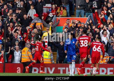 (241021) -- LIVERPOOL, 21. Oktober 2024 (Xinhua) -- Liverpooler Mohamed Salah (1. L) feiert, nachdem er am 20. Oktober 2024 beim englischen Premier League-Spiel zwischen Liverpool und Chelsea in Liverpool, Großbritannien, einen Treffer erzielte. (XINHUA) NUR FÜR REDAKTIONELLE ZWECKE. NICHT ZUM VERKAUF FÜR MARKETING- ODER WERBEKAMPAGNEN. KEINE VERWENDUNG MIT NICHT AUTORISIERTEN AUDIO-, VIDEO-, DATEN-, REGALLISTEN, CLUB-/LEAGUE-LOGOS ODER LIVE-DIENSTEN. ONLINE-IN-MATCH-NUTZUNG AUF 45 BILDER BESCHRÄNKT, KEINE VIDETEMULATION. KEINE VERWENDUNG BEI WETTEN, SPIELEN ODER PUBLIKATIONEN FÜR EINZELNE CLUBS/LIGA/SPIELER. Stockfoto