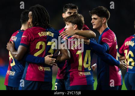 Barcelona. Oktober 2024. Spieler des FC Barcelona feiern ein Tor während des Fußballspiels La Liga zwischen dem FC Barcelona und Sevilla FC in Barcelona, Spanien, am 20. Oktober 2024. Credit: Joan gosa/Xinhua/Alamy Live News Stockfoto