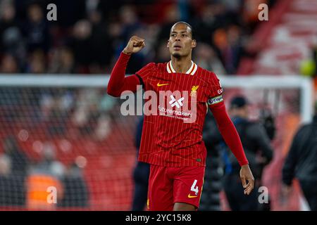 (241021) -- LIVERPOOL, 21. Oktober 2024 (Xinhua) -- Liverpool Virgil van Dijk feiert nach dem englischen Premier League-Spiel zwischen Liverpool und Chelsea am 20. Oktober 2024 in Liverpool, Großbritannien. (XINHUA) NUR FÜR REDAKTIONELLE ZWECKE. NICHT ZUM VERKAUF FÜR MARKETING- ODER WERBEKAMPAGNEN. KEINE VERWENDUNG MIT NICHT AUTORISIERTEN AUDIO-, VIDEO-, DATEN-, REGALLISTEN, CLUB-/LEAGUE-LOGOS ODER LIVE-DIENSTEN. ONLINE-IN-MATCH-NUTZUNG AUF 45 BILDER BESCHRÄNKT, KEINE VIDETEMULATION. KEINE VERWENDUNG BEI WETTEN, SPIELEN ODER PUBLIKATIONEN FÜR EINZELNE CLUBS/LIGA/SPIELER. Stockfoto