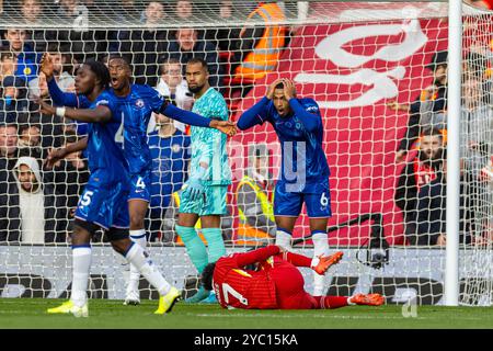 (241021) -- LIVERPOOL, 21. Oktober 2024 (Xinhua) -- Levi Colwill (1. R) von Chelsea reagiert, nachdem er während des englischen Premier League-Spiels zwischen Liverpool und Chelsea am 20. Oktober 2024 in Liverpool einen Elfmeter zugestanden hat. (XINHUA) NUR FÜR REDAKTIONELLE ZWECKE. NICHT ZUM VERKAUF FÜR MARKETING- ODER WERBEKAMPAGNEN. KEINE VERWENDUNG MIT NICHT AUTORISIERTEN AUDIO-, VIDEO-, DATEN-, REGALLISTEN, CLUB-/LEAGUE-LOGOS ODER LIVE-DIENSTEN. ONLINE-IN-MATCH-NUTZUNG AUF 45 BILDER BESCHRÄNKT, KEINE VIDETEMULATION. KEINE VERWENDUNG BEI WETTEN, SPIELEN ODER PUBLIKATIONEN FÜR EINZELNE CLUBS/LIGA/SPIELER. Stockfoto