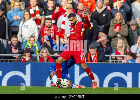 (241021) -- LIVERPOOL, 21. Oktober 2024 (Xinhua) -- Liverpool Mohamed Salah (Front) wird von Chelsea Levi Colwill während des englischen Premier League-Spiels zwischen Liverpool und Chelsea am 20. Oktober 2024 in Liverpool, Großbritannien, herausgefordert. (XINHUA) NUR FÜR REDAKTIONELLE ZWECKE. NICHT ZUM VERKAUF FÜR MARKETING- ODER WERBEKAMPAGNEN. KEINE VERWENDUNG MIT NICHT AUTORISIERTEN AUDIO-, VIDEO-, DATEN-, REGALLISTEN, CLUB-/LEAGUE-LOGOS ODER LIVE-DIENSTEN. ONLINE-IN-MATCH-NUTZUNG AUF 45 BILDER BESCHRÄNKT, KEINE VIDETEMULATION. KEINE VERWENDUNG BEI WETTEN, SPIELEN ODER PUBLIKATIONEN FÜR EINZELNE CLUBS/LIGA/SPIELER. Stockfoto