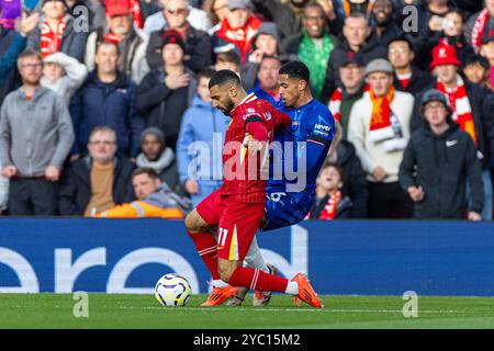 (241021) -- LIVERPOOL, 21. Oktober 2024 (Xinhua) -- Liverpool Mohamed Salah (L) wird von Chelsea Levi Colwill während des englischen Premier League-Spiels zwischen Liverpool und Chelsea am 20. Oktober 2024 in Liverpool, Großbritannien, angegriffen. (XINHUA) NUR FÜR REDAKTIONELLE ZWECKE. NICHT ZUM VERKAUF FÜR MARKETING- ODER WERBEKAMPAGNEN. KEINE VERWENDUNG MIT NICHT AUTORISIERTEN AUDIO-, VIDEO-, DATEN-, REGALLISTEN, CLUB-/LEAGUE-LOGOS ODER LIVE-DIENSTEN. ONLINE-IN-MATCH-NUTZUNG AUF 45 BILDER BESCHRÄNKT, KEINE VIDETEMULATION. KEINE VERWENDUNG BEI WETTEN, SPIELEN ODER PUBLIKATIONEN FÜR EINZELNE CLUBS/LIGA/SPIELER. Stockfoto