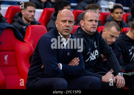 (241021) -- LIVERPOOL, 21. Oktober 2024 (Xinhua) -- Liverpooler Cheftrainer Arne Slot (1. L) reagiert am 20. Oktober 2024 während des englischen Premier League-Spiels zwischen Liverpool und Chelsea in Liverpool. (XINHUA) NUR FÜR REDAKTIONELLE ZWECKE. NICHT ZUM VERKAUF FÜR MARKETING- ODER WERBEKAMPAGNEN. KEINE VERWENDUNG MIT NICHT AUTORISIERTEN AUDIO-, VIDEO-, DATEN-, REGALLISTEN, CLUB-/LEAGUE-LOGOS ODER LIVE-DIENSTEN. ONLINE-IN-MATCH-NUTZUNG AUF 45 BILDER BESCHRÄNKT, KEINE VIDETEMULATION. KEINE VERWENDUNG BEI WETTEN, SPIELEN ODER PUBLIKATIONEN FÜR EINZELNE CLUBS/LIGA/SPIELER. Stockfoto