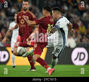 Rom, Italien. Oktober 2024. Lautaro Martinez (R) von Inter Mailand dreht während eines Fußballspiels der Serie A zwischen Roma und Inter Mailand in Rom, Italien, am 20. Oktober 2024. Quelle: Alberto Lingria/Xinhua/Alamy Live News Stockfoto