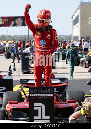 Austin, Texas, USA. Oktober 2024. CHARLES LECLERC (Scuderia Ferrari) feiert nach dem Gewinn des Formel-1-Grand-Prix der Vereinigten Staaten auf dem Circuit of the Americas. (Credit Image: © Hoss McBain/ZUMA Press Wire) NUR REDAKTIONELLE VERWENDUNG! Nicht für kommerzielle ZWECKE! Stockfoto