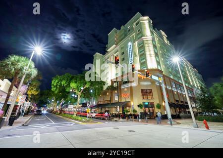 Fort Lauderdale, FL, USA - 17. Oktober 2024: Nachtfoto Cheesecake Factory und Riverside Hotel Downtown Fort Lauderdale Las Olas Stockfoto