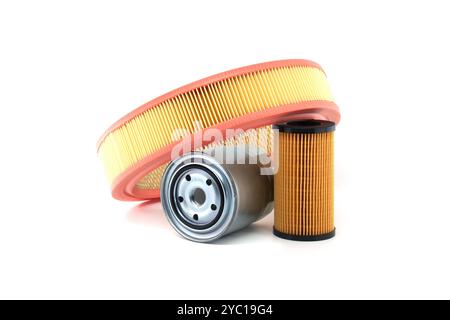 Filtersortiment für Pkw-Motoren mit einer Vielzahl von Filtern, einschließlich Luftfilter, Ölfilter und Kraftstofffilter, isoliert auf weißem Hintergrund für Autom Stockfoto