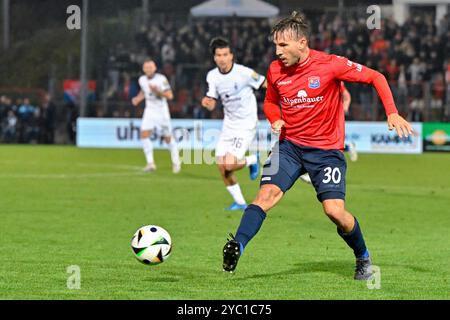 Unterhaching, Deutschland. Oktober 2024. Simon Skarlatidis (Unterhaching, 30) am Ball, 20.10.2024, Unterhaching (Deutschland), Fussball, 3. LIGA, SPVGG UNTERHACHING - TSV 1860 MÜNCHEN, DFB/DFL-VORSCHRIFTEN VERBIETEN JEDE VERWENDUNG VON FOTOGRAFIEN ALS BILDSEQUENZEN UND/ODER QUASI-VIDEO. Quelle: dpa/Alamy Live News Stockfoto