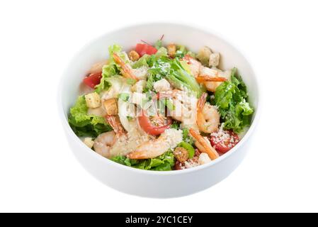 Caesar Salat mit Garnelen auf weißem Hintergrund von oben Stockfoto