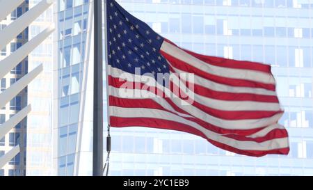 New York, die amerikanische Flagge winkt. World Trade Center. Manhattan Downtown. Symbol für Freiheit, Demokratie, Freiheit, Patriotismus. Sternenbanner, Alter Ruhm. Sterne und Streifen. Gedenktag am 11. September Stockfoto