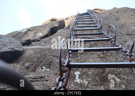 Kettenleitern bis zur Spitze des Amphitheateron des Sentinel Trail zu den Tugela Falls im Drakensberg Stockfoto