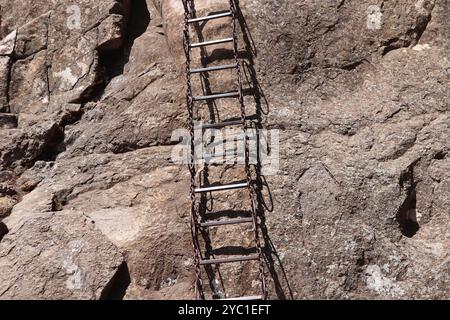 Kettenleitern bis zur Spitze des Amphitheateron des Sentinel Trail zu den Tugela Falls im Drakensberg Stockfoto