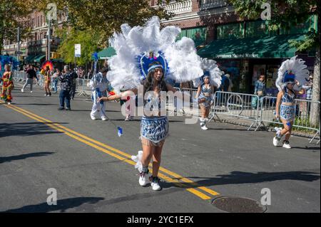 New York, Usa. Oktober 2024. NEW YORK, NEW YORK – 20. OKTOBER: Teilnehmer in bunten Kostümen treten während der Queens Bolivian Parade auf der 37th Avenue am 20. Oktober 2024 in New York City auf. Quelle: Ron Adar/Alamy Live News Stockfoto