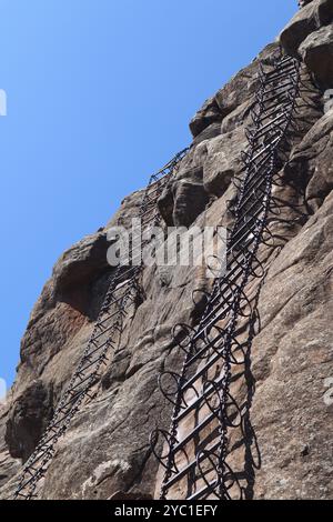 Kettenleitern bis zur Spitze des Amphitheateron des Sentinel Trail zu den Tugela Falls im Drakensberg Stockfoto