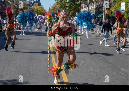 New York, Usa. Oktober 2024. NEW YORK, NEW YORK – 20. OKTOBER: Teilnehmer in bunten Kostümen treten während der Queens Bolivian Parade auf der 37th Avenue am 20. Oktober 2024 in New York City auf. Quelle: Ron Adar/Alamy Live News Stockfoto