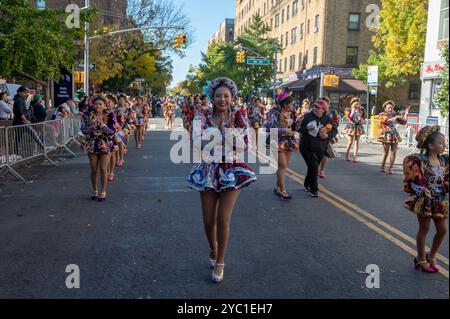 New York, Usa. Oktober 2024. NEW YORK, NEW YORK – 20. OKTOBER: Teilnehmer in bunten Kostümen treten während der Queens Bolivian Parade auf der 37th Avenue am 20. Oktober 2024 in New York City auf. Quelle: Ron Adar/Alamy Live News Stockfoto