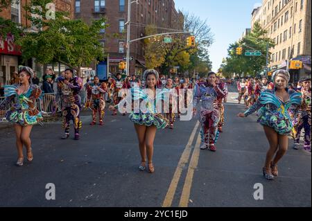 New York, Usa. Oktober 2024. NEW YORK, NEW YORK – 20. OKTOBER: Teilnehmer in bunten Kostümen treten während der Queens Bolivian Parade auf der 37th Avenue am 20. Oktober 2024 in New York City auf. Quelle: Ron Adar/Alamy Live News Stockfoto