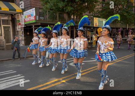 New York, Usa. Oktober 2024. NEW YORK, NEW YORK – 20. OKTOBER: Teilnehmer in bunten Kostümen treten während der Queens Bolivian Parade auf der 37th Avenue am 20. Oktober 2024 in New York City auf. Quelle: Ron Adar/Alamy Live News Stockfoto