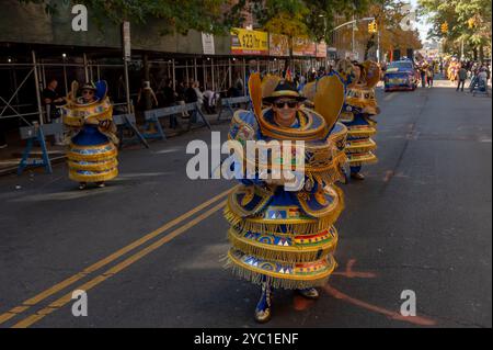 New York, Usa. Oktober 2024. NEW YORK, NEW YORK – 20. OKTOBER: Teilnehmer in bunten Kostümen treten während der Queens Bolivian Parade auf der 37th Avenue am 20. Oktober 2024 in New York City auf. Quelle: Ron Adar/Alamy Live News Stockfoto