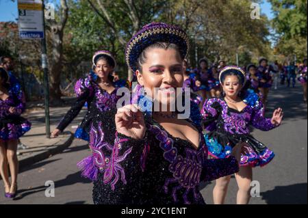 New York, Usa. Oktober 2024. NEW YORK, NEW YORK – 20. OKTOBER: Teilnehmer in bunten Kostümen treten während der Queens Bolivian Parade auf der 37th Avenue am 20. Oktober 2024 in New York City auf. Quelle: Ron Adar/Alamy Live News Stockfoto