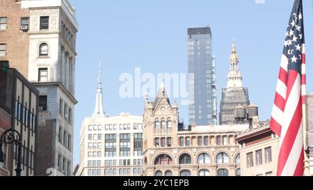 New York City Manhattan Midtown Straßenarchitektur. Empire State Building, berühmtes Hochhaus, USA. Amerikanische Flagge und städtisches Stadtbild, berühmter NYC Tower, Vereinigte Staaten. Union Square, Broadway Stockfoto